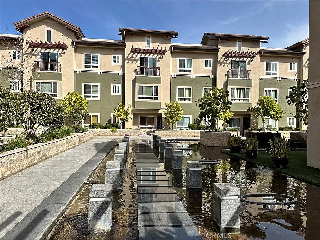 2 bed, 930 sqft, $2,850 — Photo 2