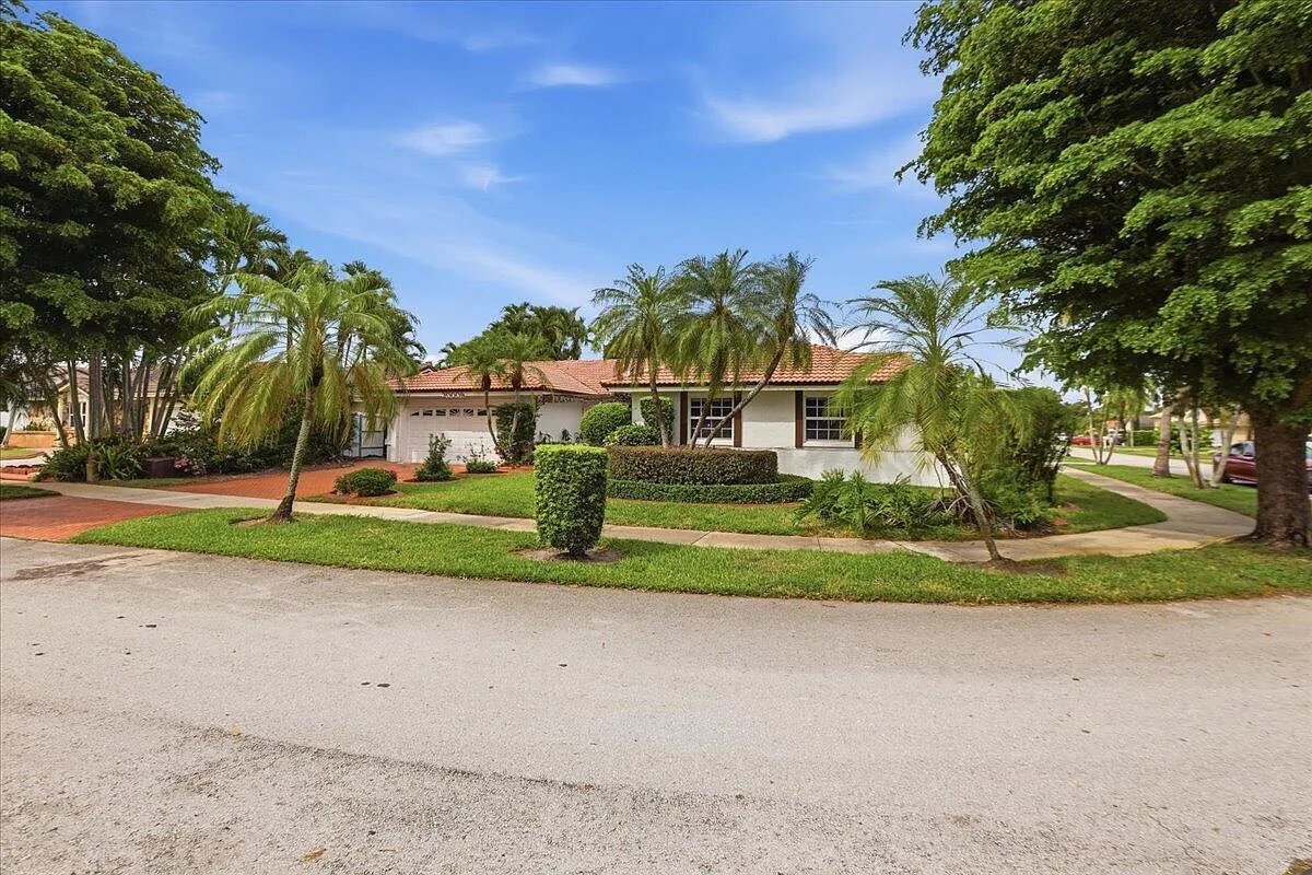 3 bed, 2.0 bath, 2221 sqft, $3,950 — Photo 3