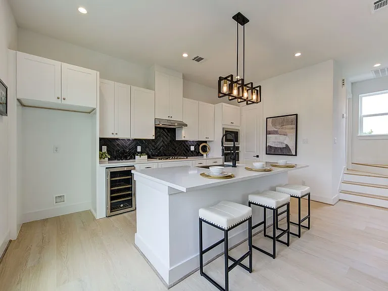 2310 Reinerman St — Photo 6