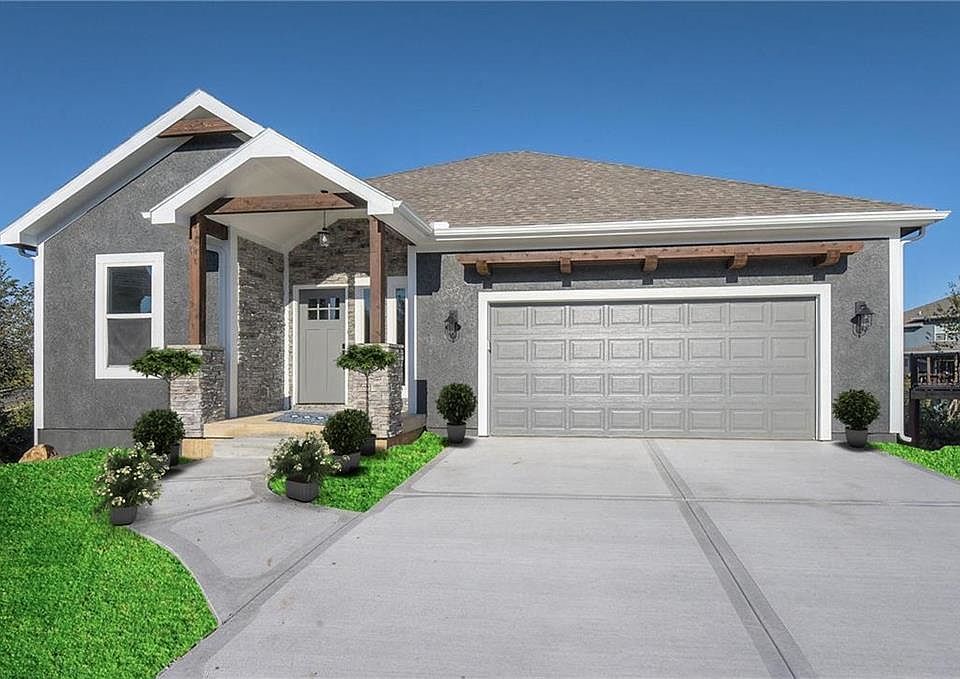 LOVELY CURB APPEAL IN A CULDESAC!