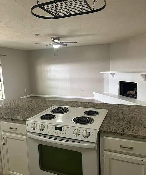 916 Hawthorne Dr — Photo 7