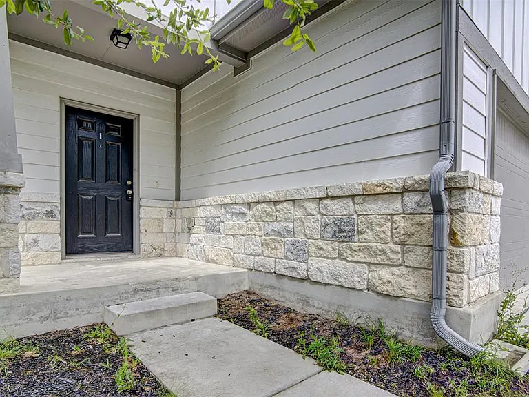 1311 Hazelton Cv — Photo 2
