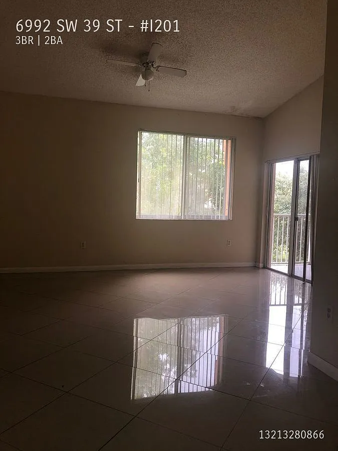 Beautiful 2nd floor Condo 3/2 in Courtyards at Davie — Photo 3