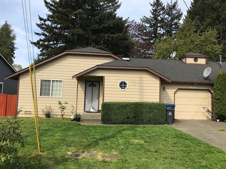 Front of the unit, one car garage. On the left - entrance to the backyard