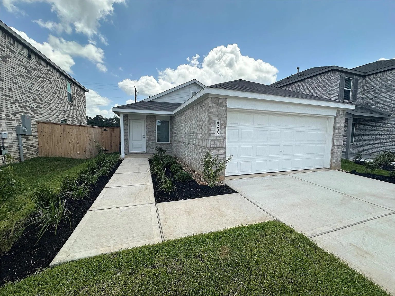 3 bed, 2.0 bath, 1451 sqft, $1,699 — Photo 2