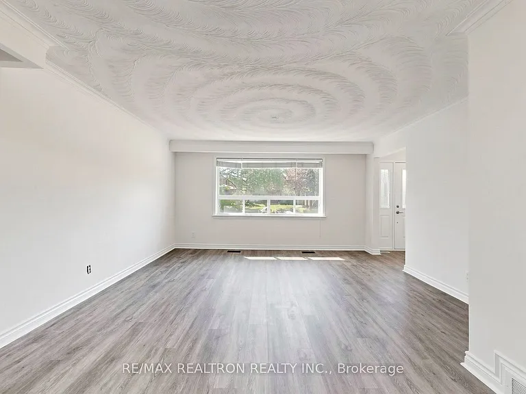 398 Connaught Ave — Photo 10
