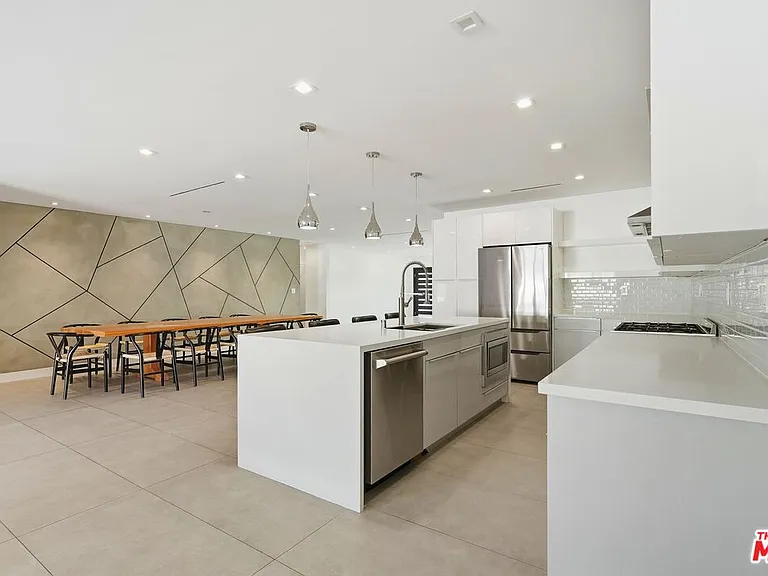 5735 Saloma Ave — Photo 7