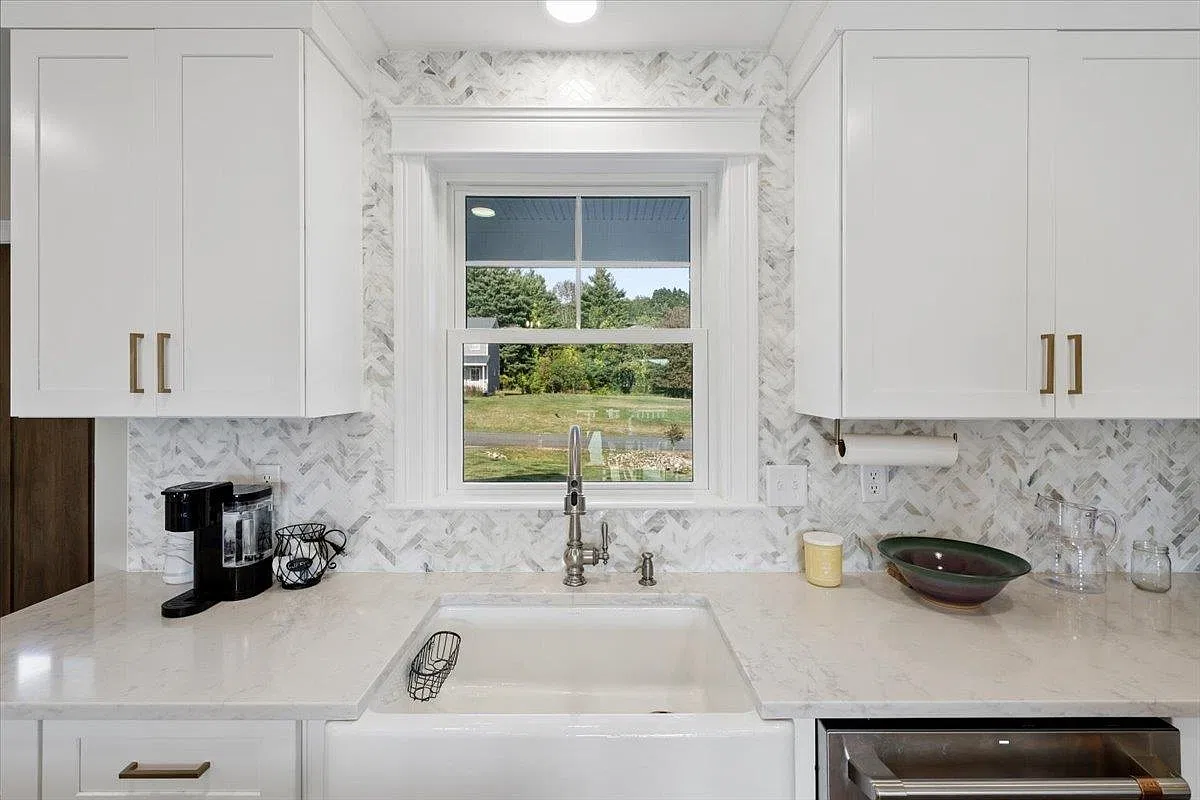 4 bed, 2.5 bath, 2292 sqft, $4,400 — Photo 4