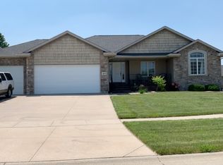 465 Sunset Dr, Fairfax, IA 52228