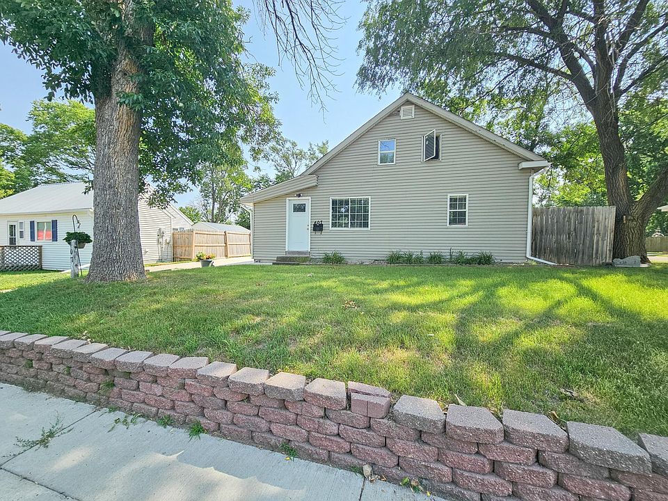 1st image of 407 S 2nd St