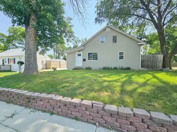 407 S 2nd St, Marshall, MN 56258