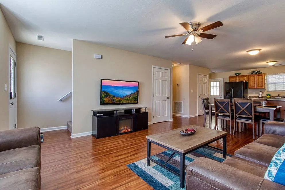 3 bed, 2.5 bath, 1500 sqft, $1,900 — Photo 2