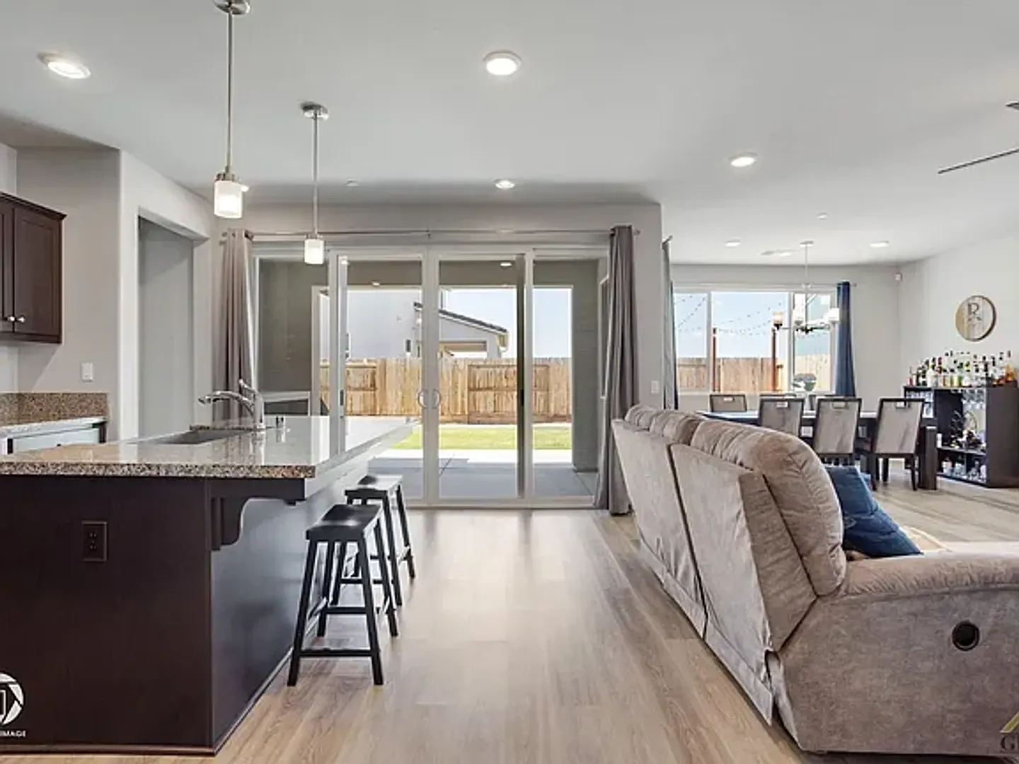 3 bed, 2.0 bath, 2009 sqft, $3,000 — Photo 3