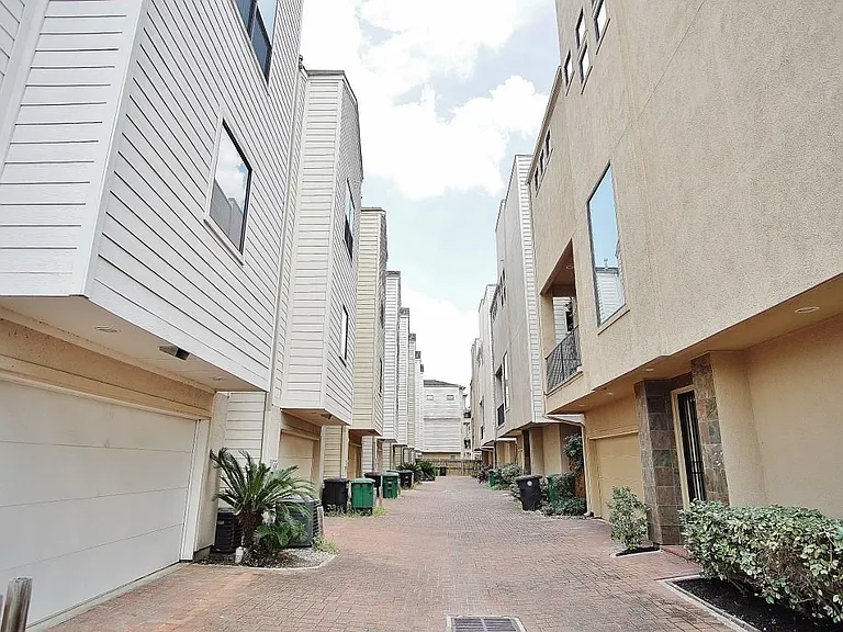 818 Lester St — Photo 24