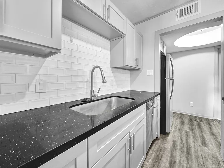 Carrolton Apartments — Photo 10