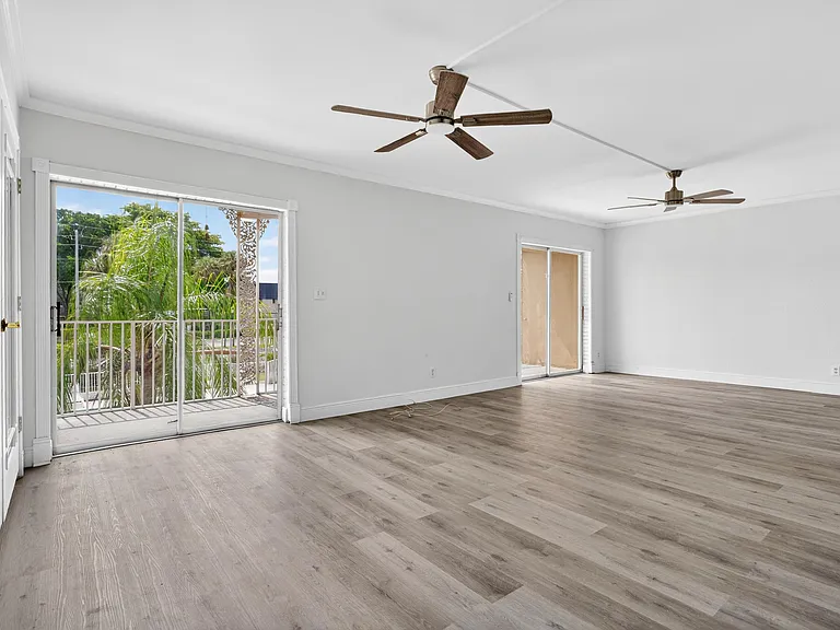 495 SE 8th St #242 — Photo 4