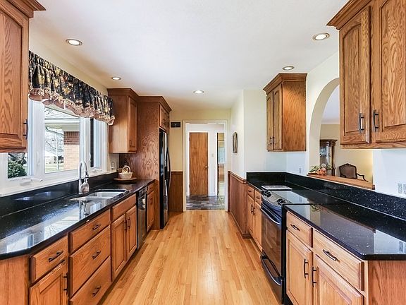 3rd image of 84 Wheel Meadow Dr