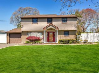 19 Mina Rd, Oakdale, NY 11769