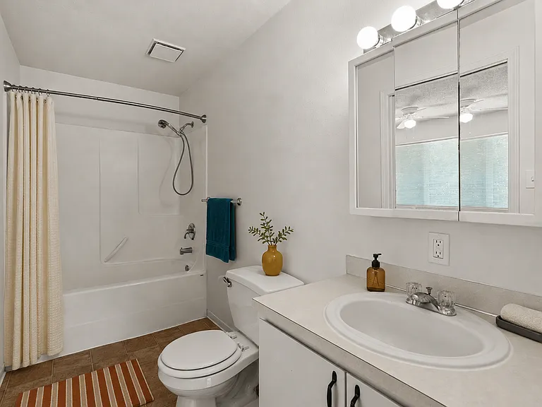 Inviting full-size bathroom in a 1x1 Deluxe home at Palisades Apartments Inviting full-size bathroom in a 1x1 Deluxe home at Palisades Apartments