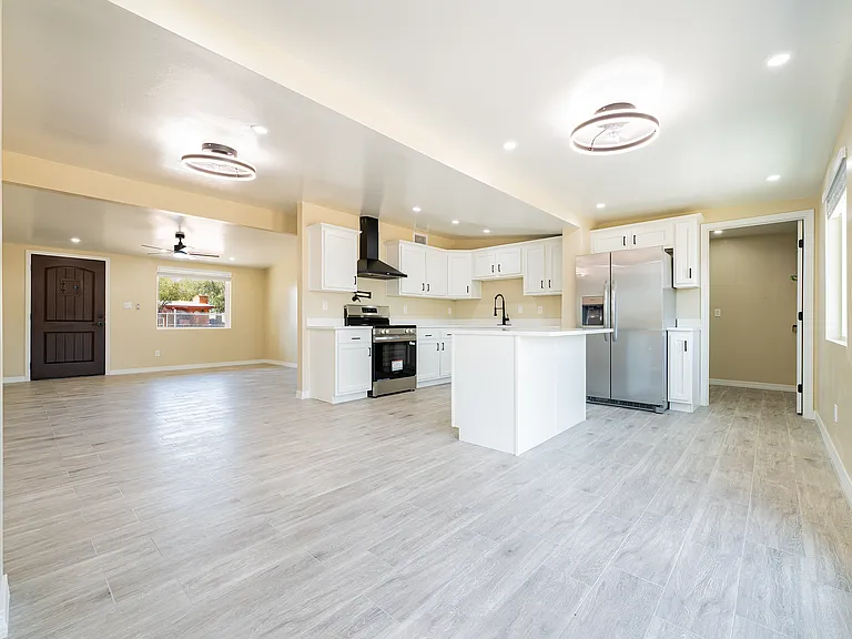 1117 E Illinois St — Photo 12