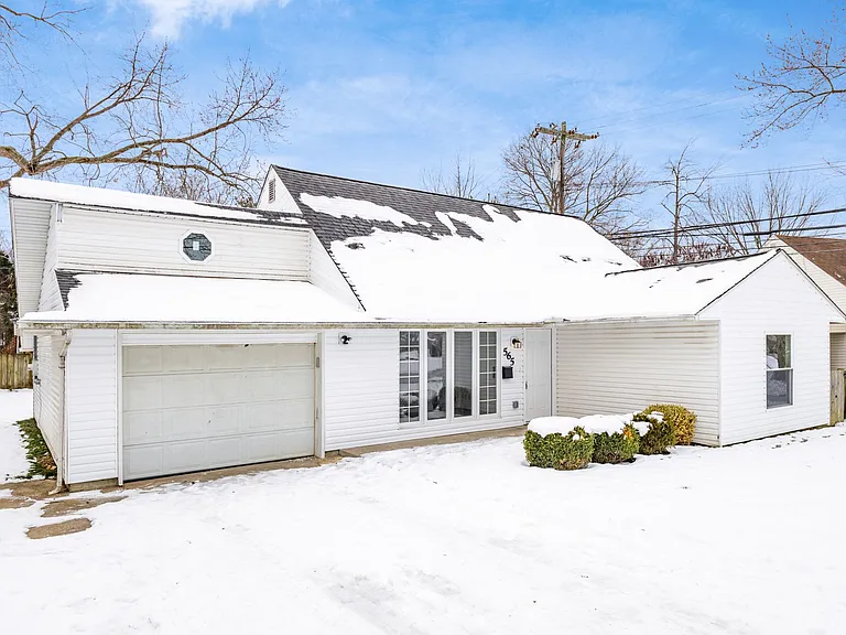 565 Virginia Cir W — Photo 1