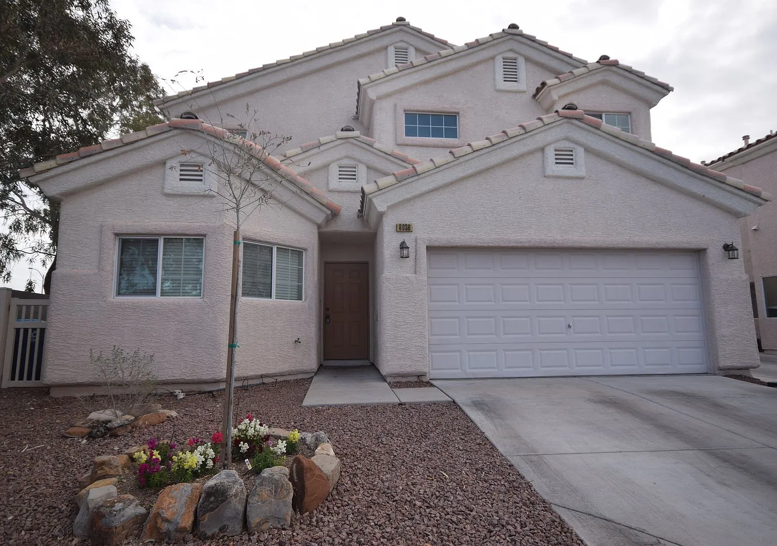 Incredible home with the Master bedroom on the first floor and junior suite upstairs in a gated c... — Photo 1