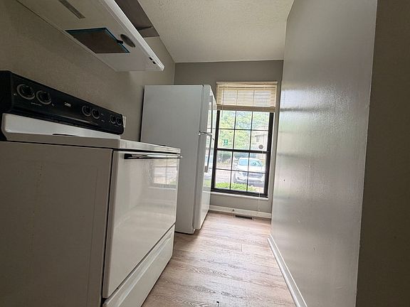 4th image of 576 E Graham Pl
