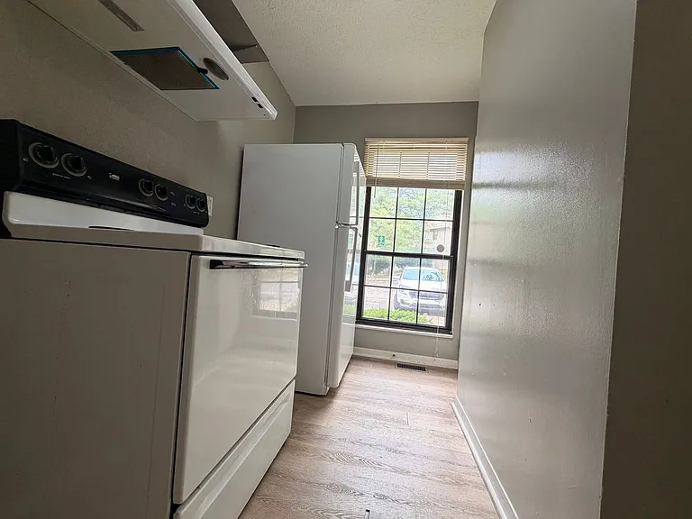 576 E Graham Pl — Photo 4