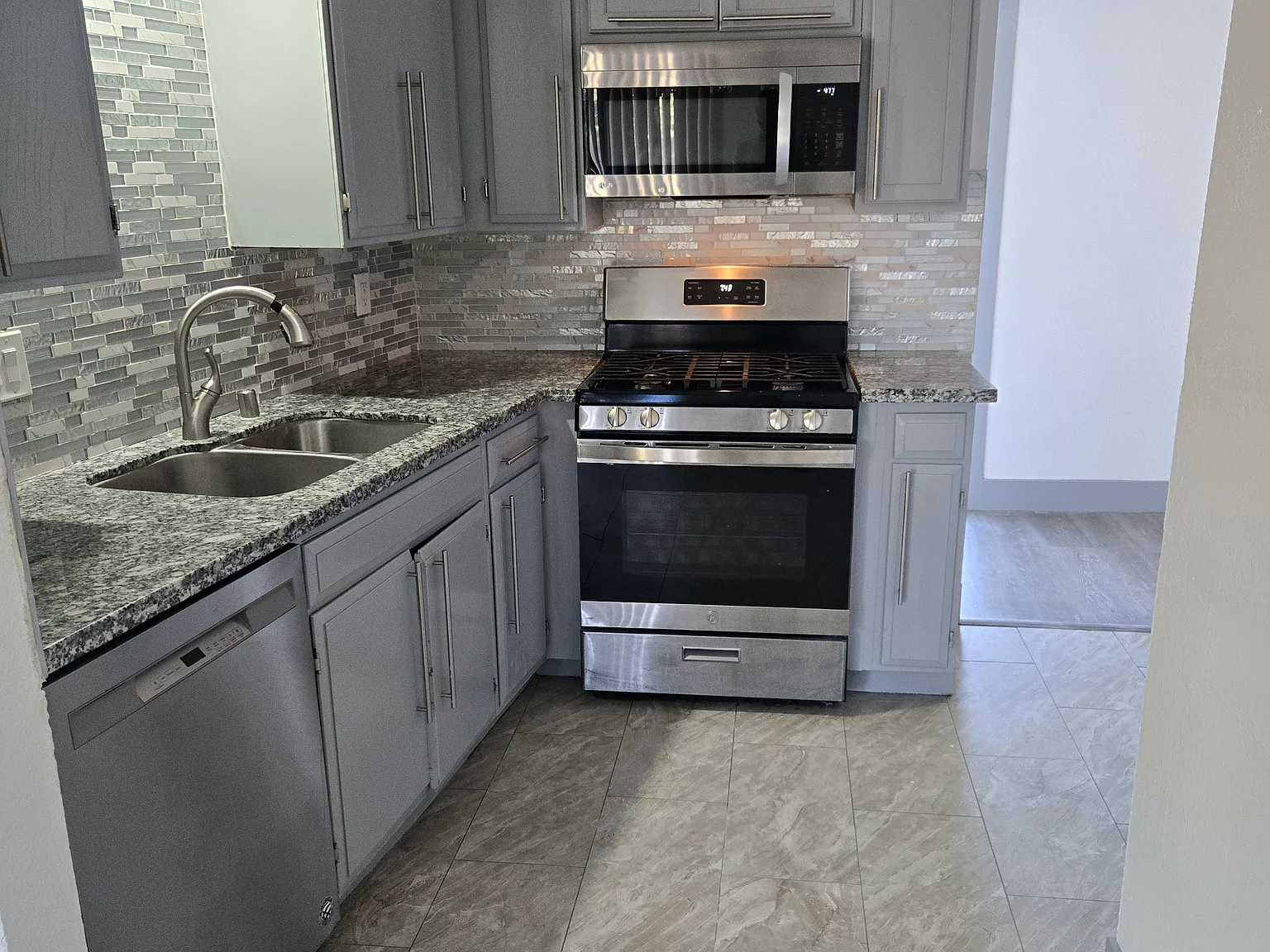 3 bed, 1150 sqft, $3,200 — Photo 4