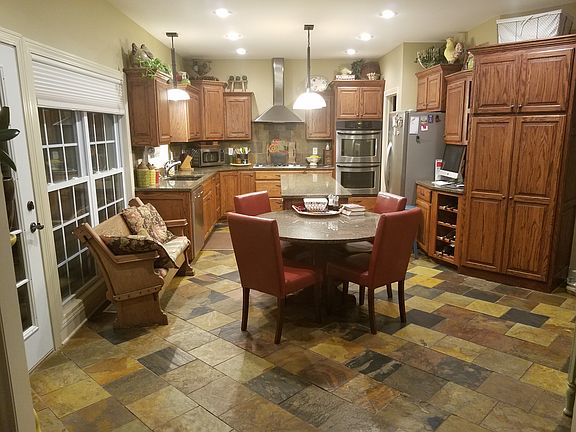 Gourmet kitchen