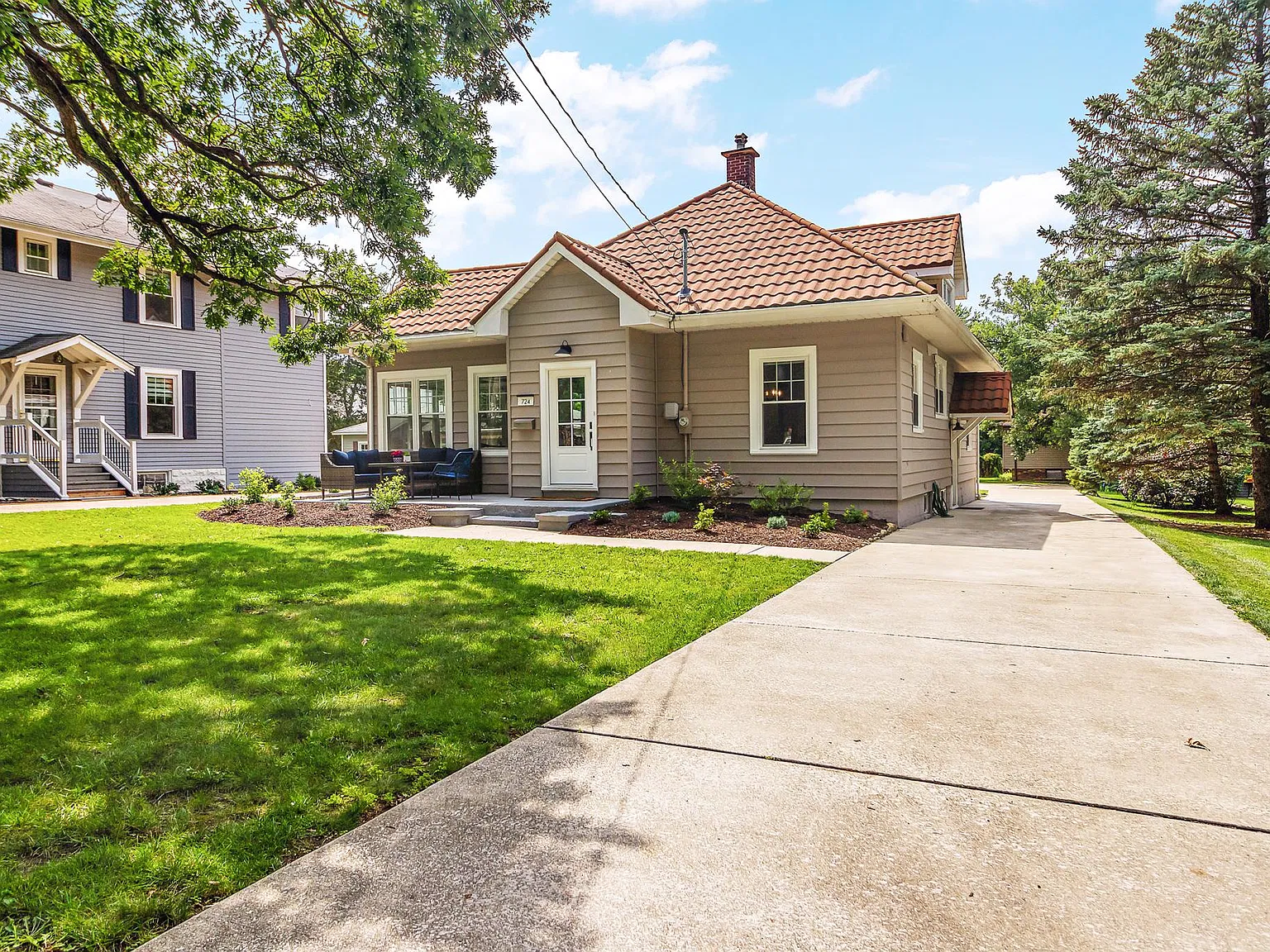 724 Warner Ave — Photo 2