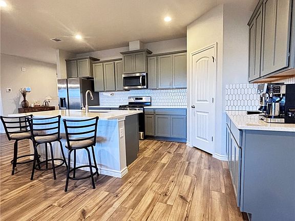 2nd image of 1322 London Towne Blvd