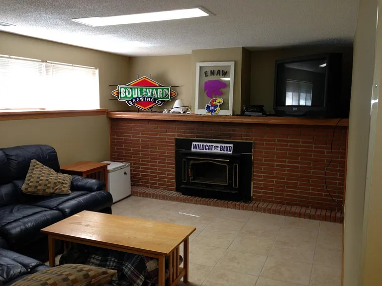 bsmt family room with tile and wbfp