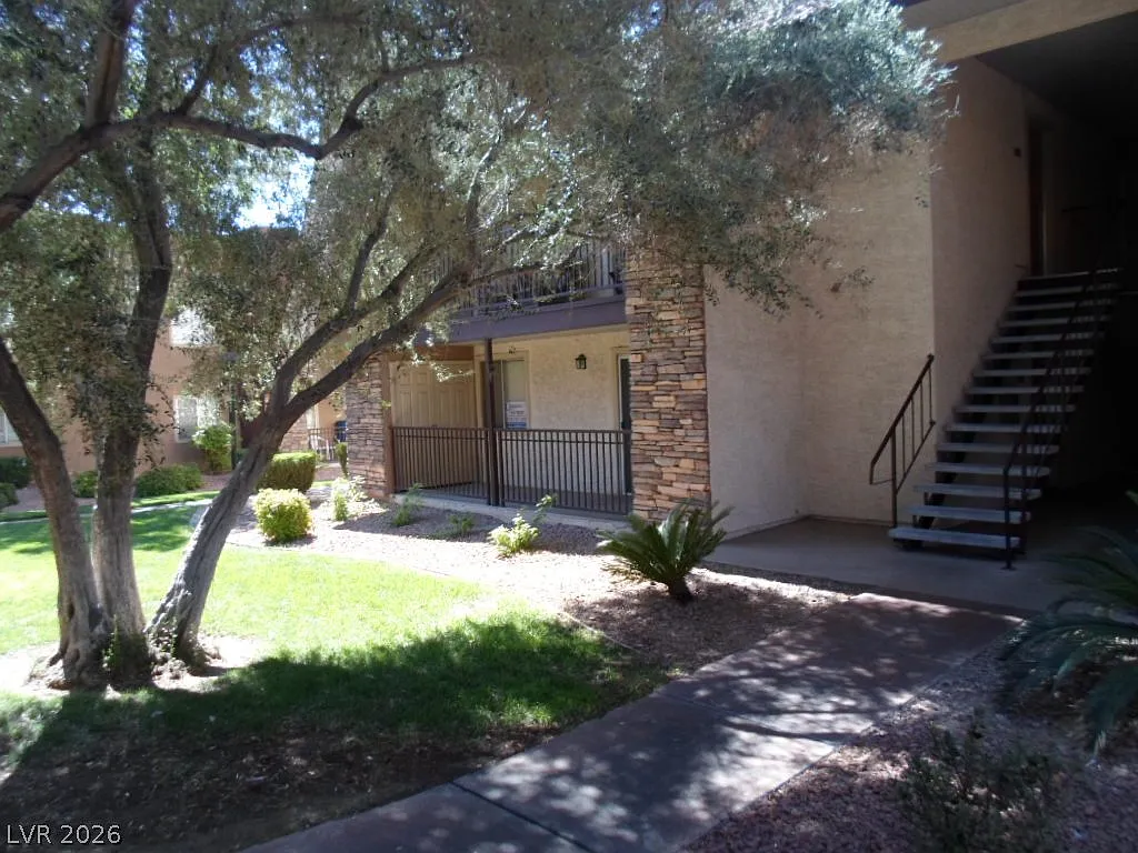2 bed, 1.0 bath, 816 sqft, $1,100 — Photo 1