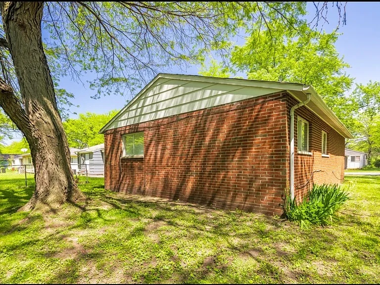1088 Hobart St — Photo 15