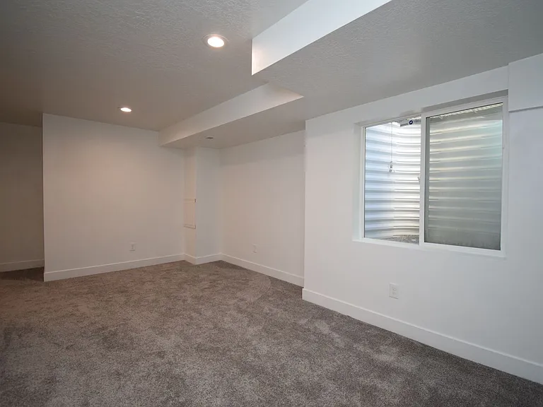 913 W Delorean Ln — Photo 18