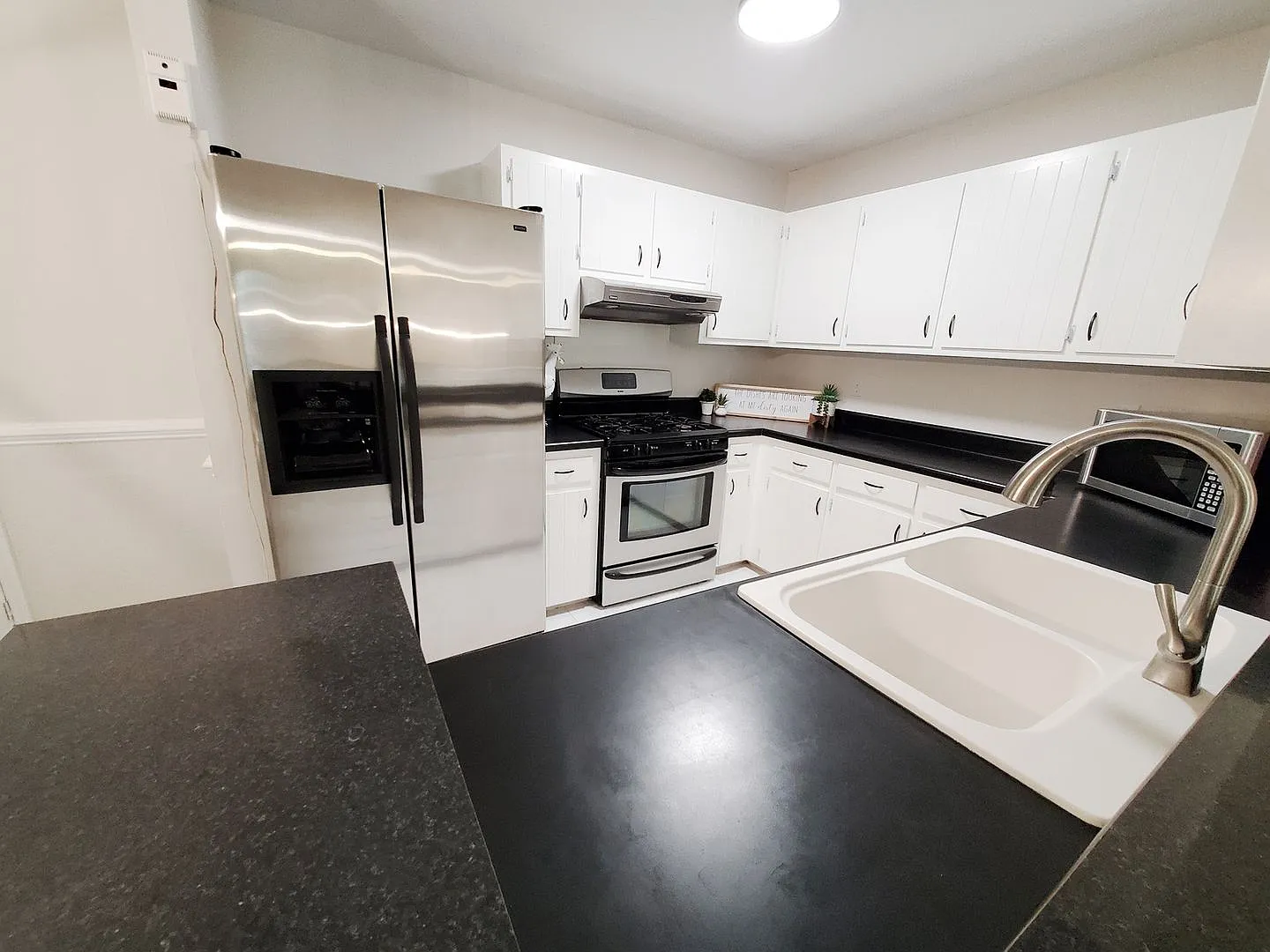 Room in 6 Bedroom Home at Henslowe Dr — Photo 2