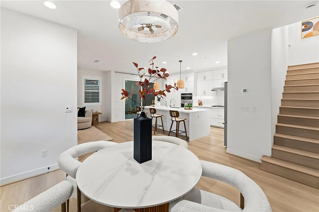 4 bed, 2.5 bath, 2344 sqft, $6,800 — Photo 4