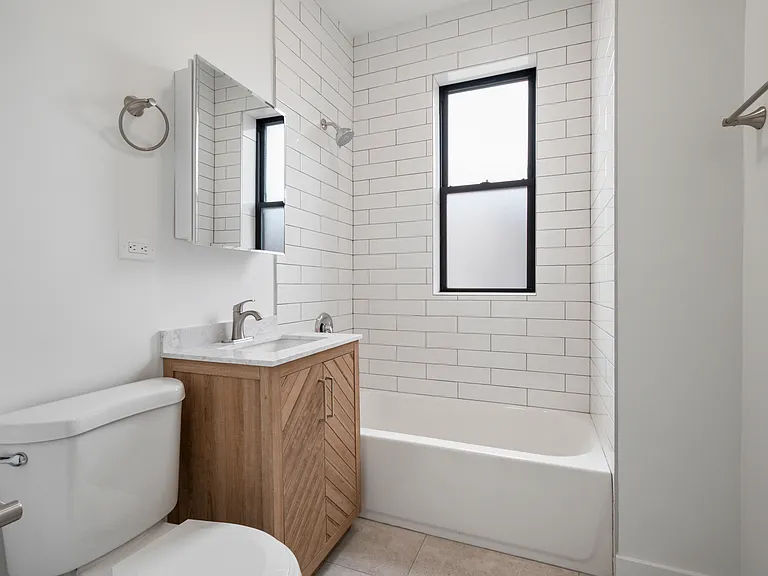 2347 W Iowa St #1F — Photo 8