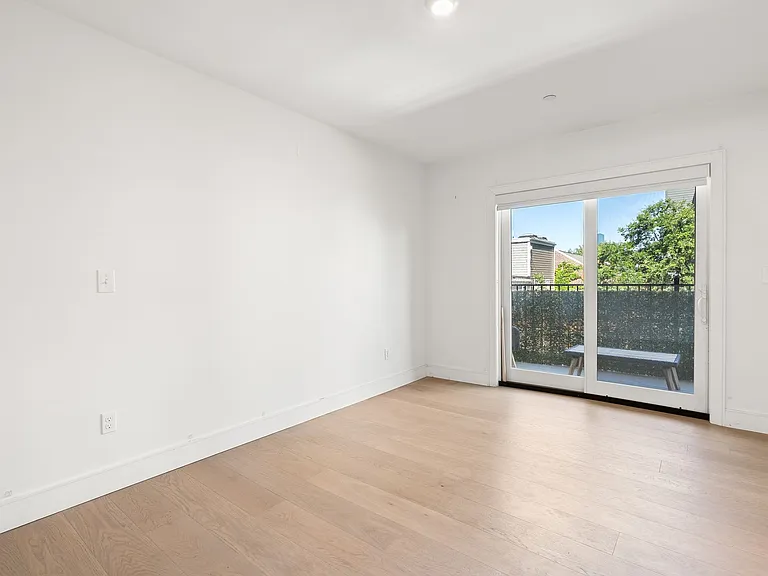 321 W Broadway #1 — Photo 18