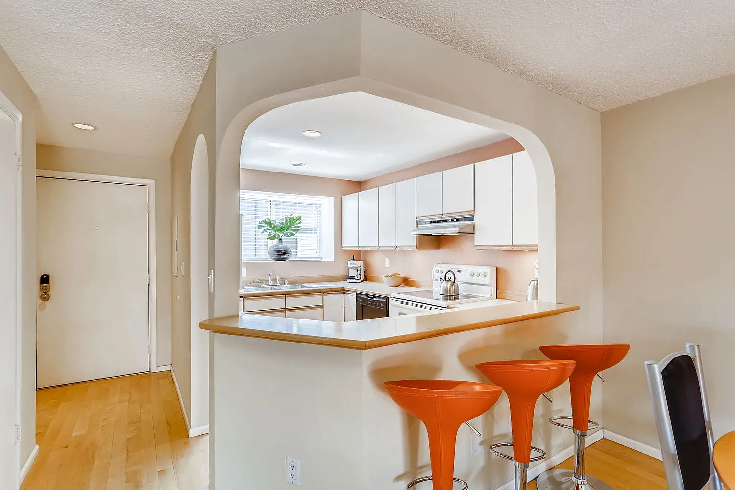 2 bed, 1.5 bath, 975 sqft, $2,700 — Photo 2