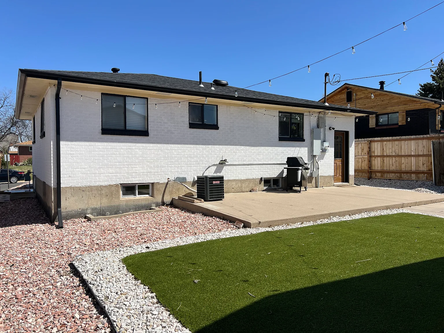3 bed, 1100 sqft, $2,340 — Photo 3