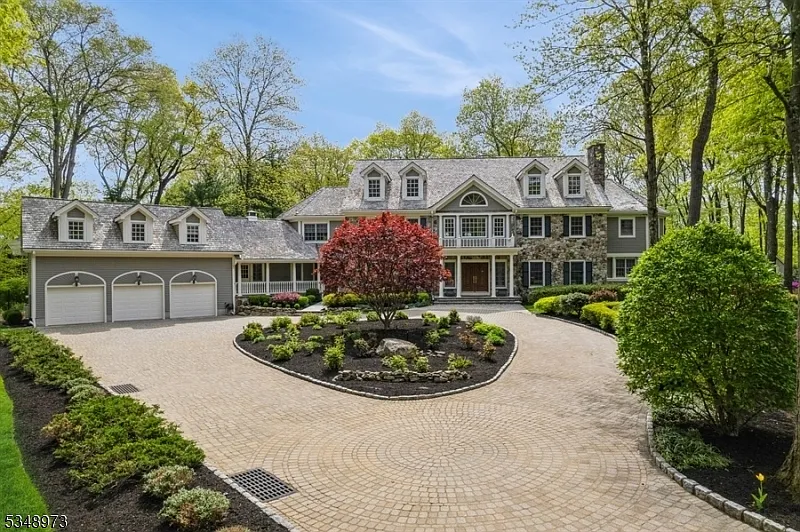 2 Queens Ct photo 1