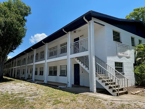 Devon Manor Apartments Photo 1