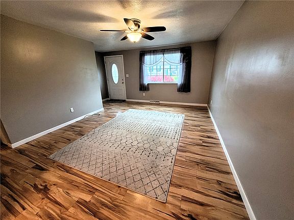 3rd image of 719 Crestwood Dr