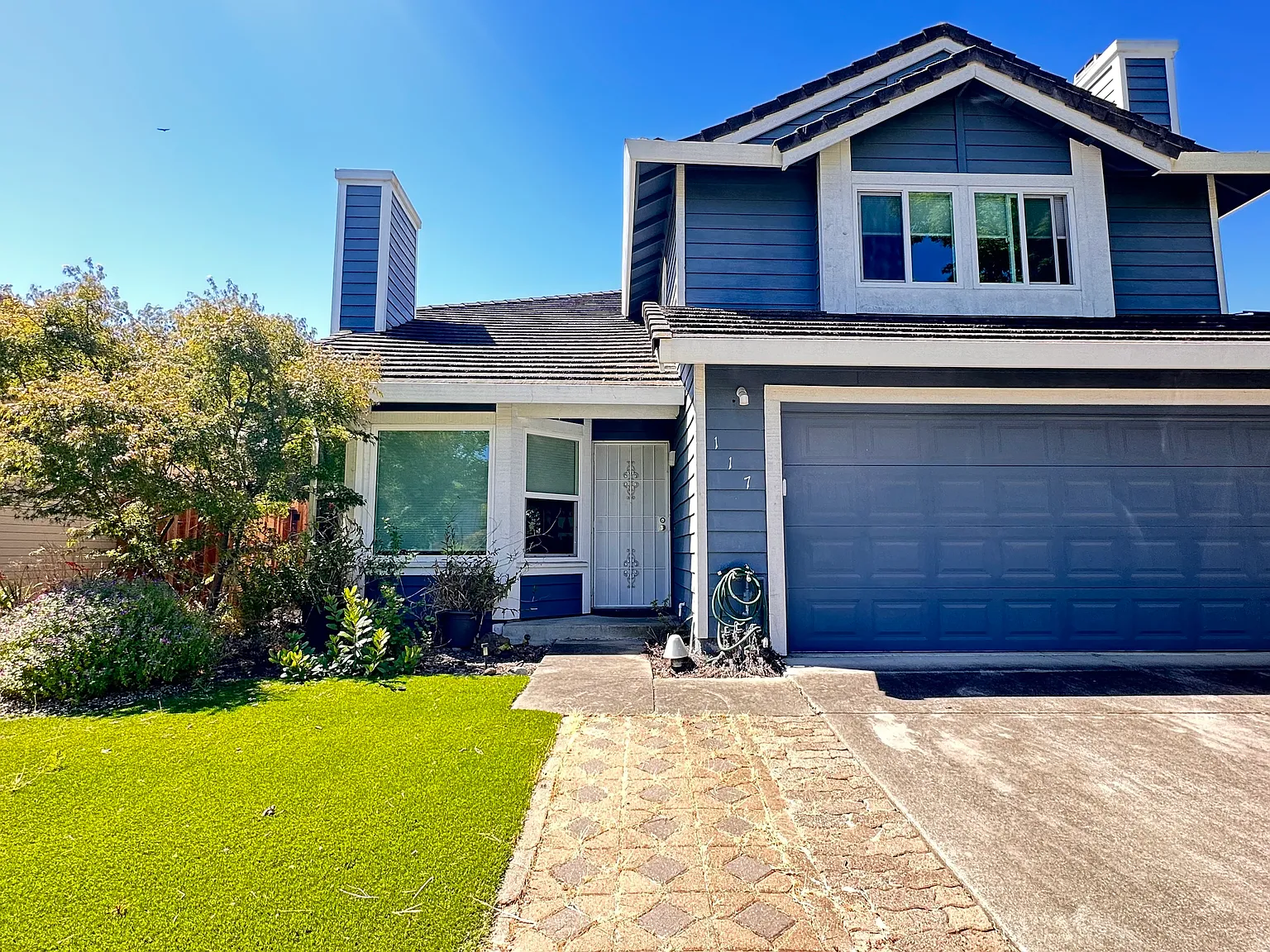 4 bed, 2500 sqft, $1,300 — Photo 1