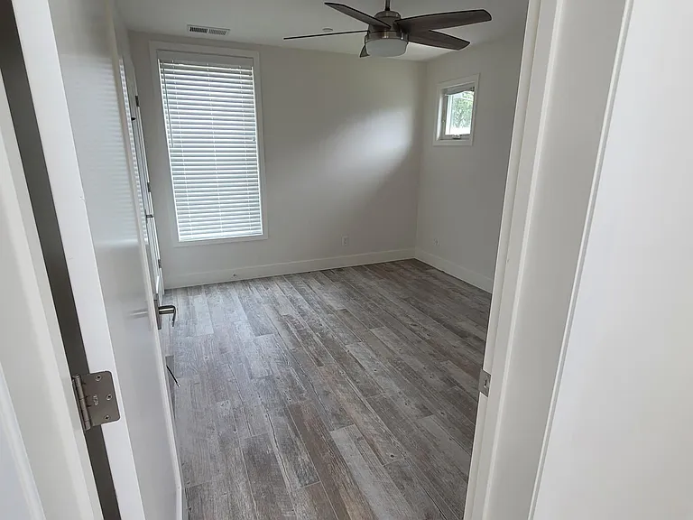 704B Laurel Ave — Photo 14