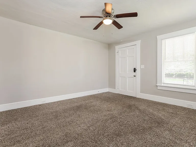 571142_020_living_room_12906659.jpg