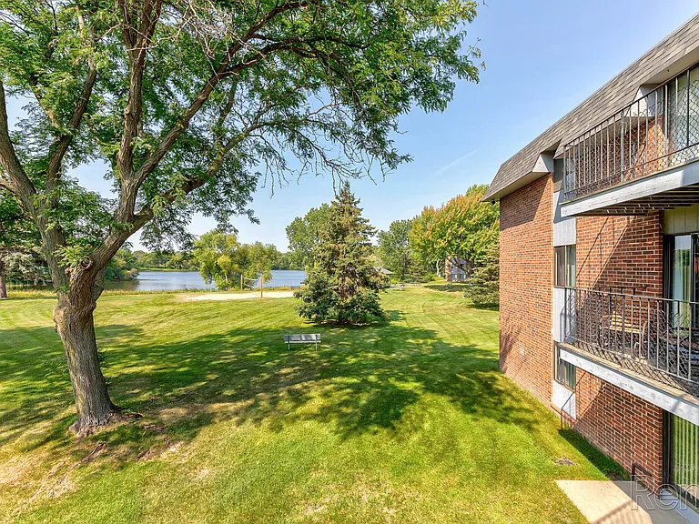 Lake Cove Village Apartments — Photo 44