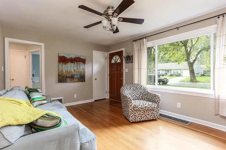 2 bed, 768 sqft, $1,900 — Photo 4